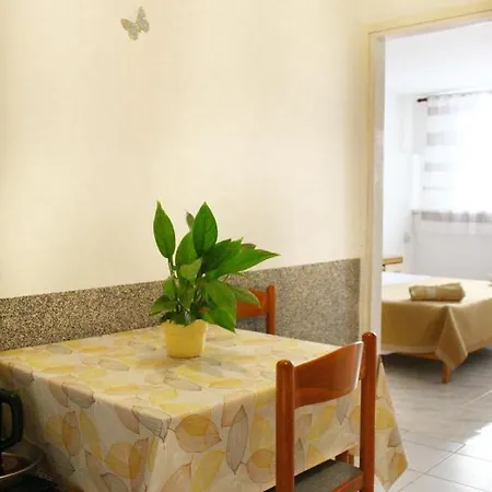 Apartment Pahljina *